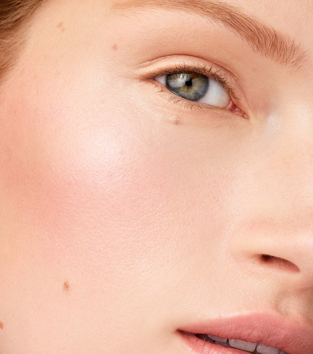 A compact pan of Westman Atelier tinted highlighter with a pinkish-shimmering shade.