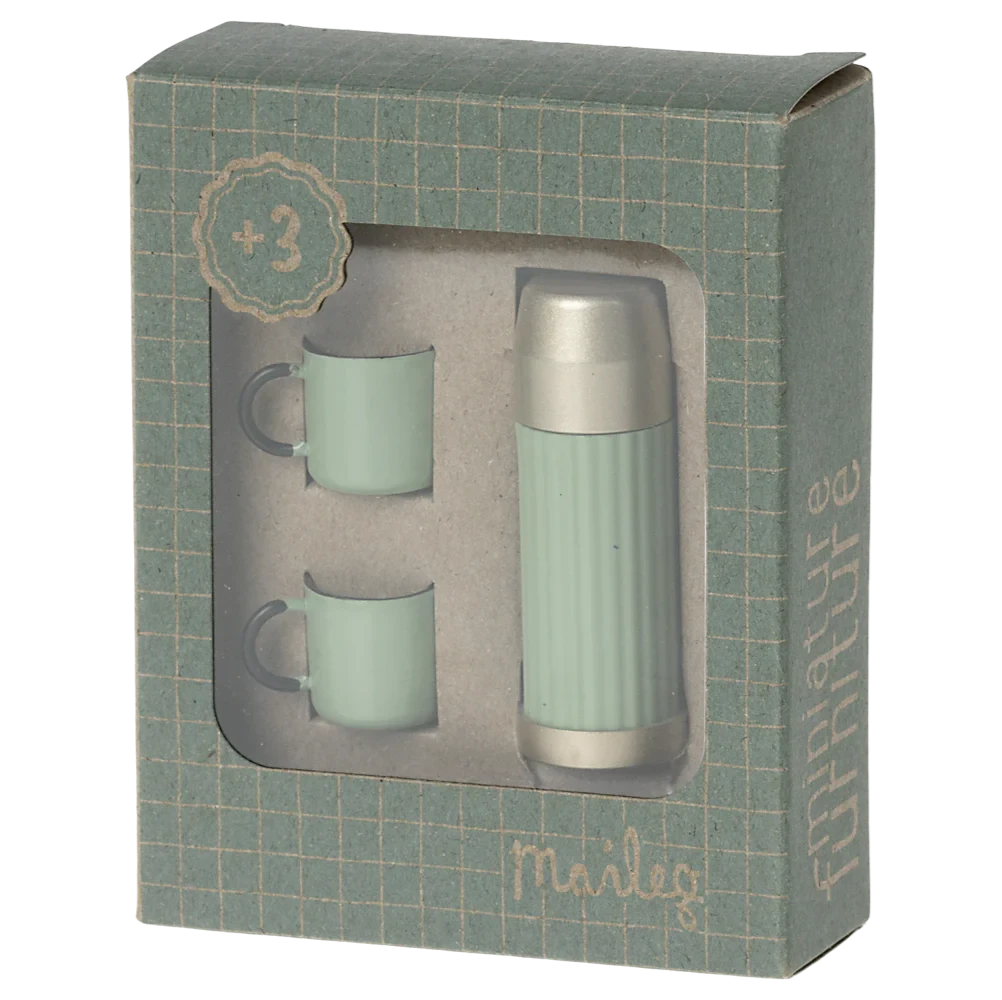 Thermos and mugs set in packaging